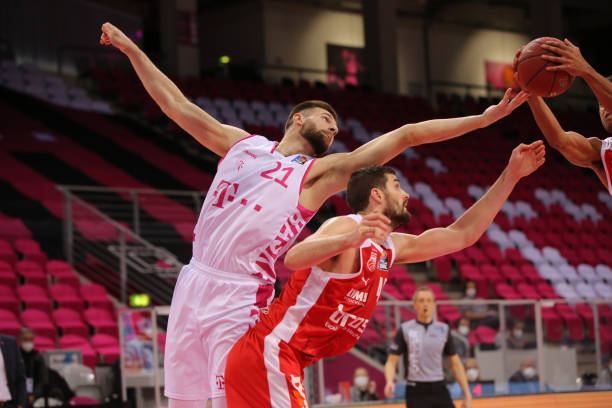 两个赛场上 两个赛场上